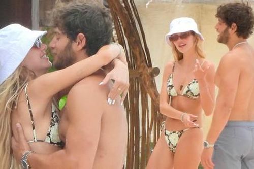 Nàng mẫu Delilah Hamlin khoe dáng với bikini, liên tục ôm ấp bạn trai