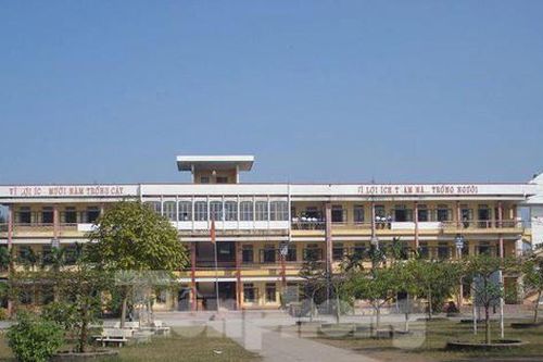 Nam sinh lớp 12 đặt camera quay lén cô giáo trong nhà vệ sinh để tống tiền