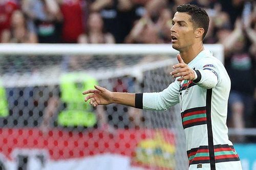 Ronaldo giận tím mặt vì đồng đội tham lam