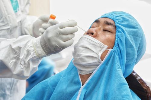 Găng tay khi lấy mẫu xét nghiệm COVID-19 cho người dân chỉ dùng 1 lần