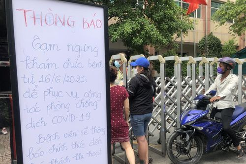 Nồng độ virus ở nhân viên y tế đã tiêm vaccine thấp, hơn 3.500 người liên quan âm tính