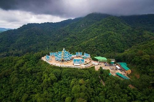 Đến thăm ngôi chùa có bức tượng Phật Nằm bằng đá cẩm thạch trắng lớn nhất Thái Lan