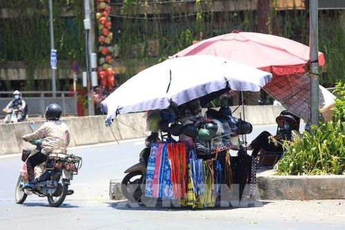Cuối tuần, Hà Nội nắng nóng đặc biệt gay gắt, nền nhiệt tới 40 độ C