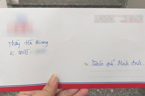 Tốt nghiệp ĐH loại xuất sắc nhưng không định dự lễ, nữ sinh bất ngờ nhận món quà đặc biệt từ người thầy