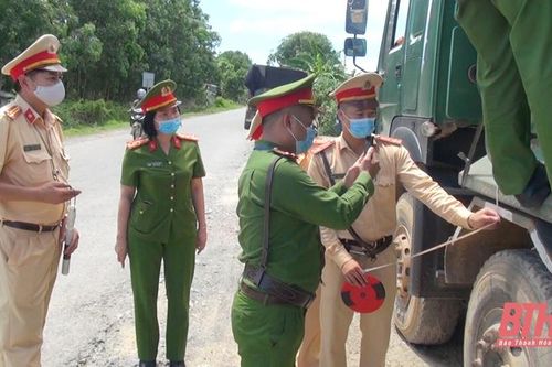 Lãnh đạo Công an tỉnh Thanh Hóa kiểm tra thực tế, trực tiếp chỉ đạo xử lý xe quá tải