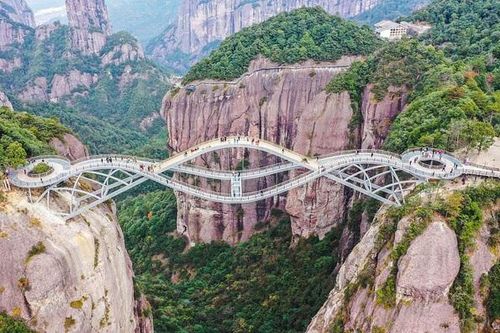Cầu uốn lượn giữa 2 vách núi cao 140 m ở Trung Quốc gây 'bão' mạng xã hội