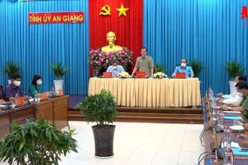 Thường trực Tỉnh ủy An Giang thông tin tình hình liên quan việc buộc tháo dỡ, di dời bè cá, nhà nổi trên sông thuộc địa bàn thủ đô Phnôm Pênh