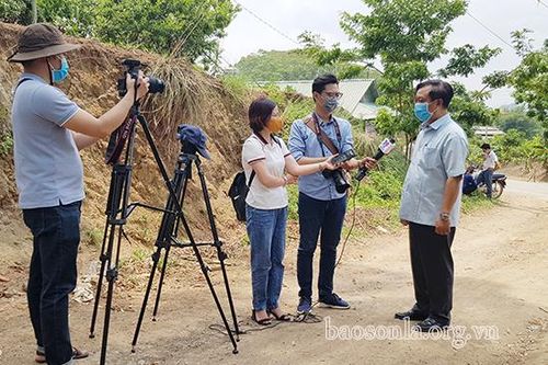 Nhà báo trên trận tuyến chống COVID-19