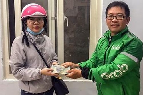 Tài xế grab trả lại 100 triệu đồng cho người đánh rơi
