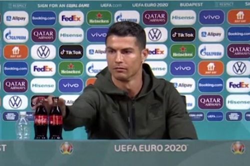 Hành động vài giây của Ronaldo khiến Coca Cola 'bay' 4 tỷ USD