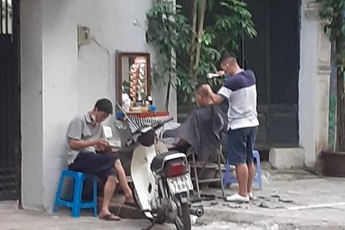 Bất chấp lệnh cấm, nhiều cơ sở cắt tóc, gội đầu lén hoạt động lại
