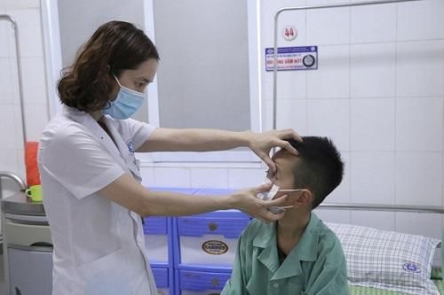Bé trai xuất huyết nội nhãn do sợ COVID-19