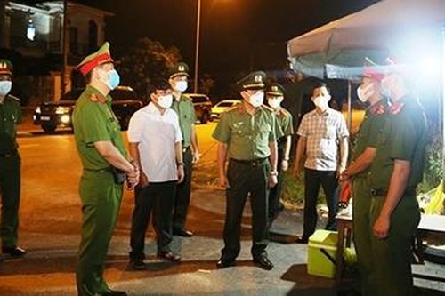 Đội nắng, dầm mưa chống dịch COVID-19