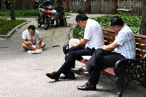Vỉa hè, vườn hoa thành chỗ ăn trưa khi hàng quán đóng cửa