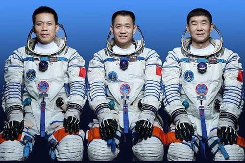 Trung Quốc đưa người lên xây trạm vũ trụ