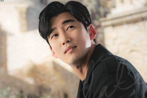 Yoon Kye Sang yêu CEO sau khi chia tay 'hoa hậu đẹp nhất Hàn Quốc'