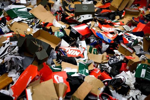 Cửa hàng xin lỗi vì nhân viên giẫm nát hộp giày
