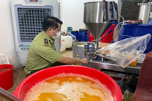 Quản lý thị trường Hà Nội phát hiện xưởng mỹ phẩm có dấu hiệu giả mạo nhãn hiệu nổi tiếng