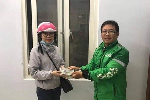 Tài xế xe ôm nghèo trả lại 100 trăm triệu cho người đánh rơi