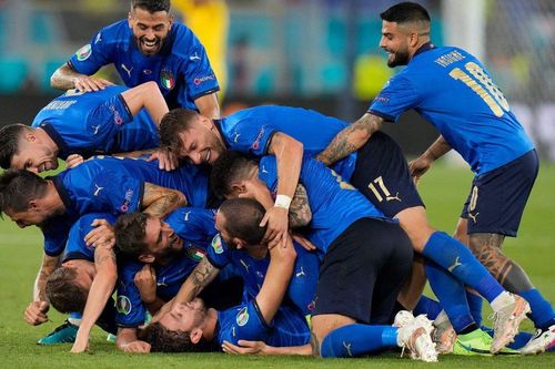 Italia trở thành đội bóng đầu tiên lọt vào vòng loại trực tiếp