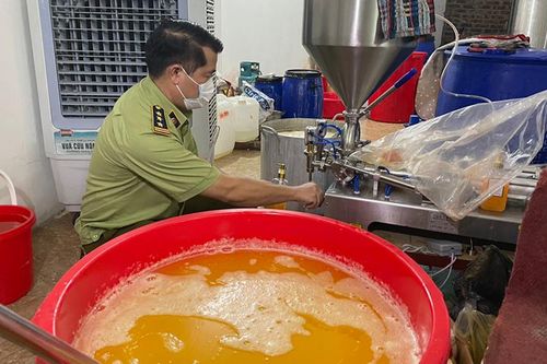 Phát hiện xưởng sản xuất mỹ phẩm có dấu hiệu giả mạo nhiều nhãn hiệu lớn