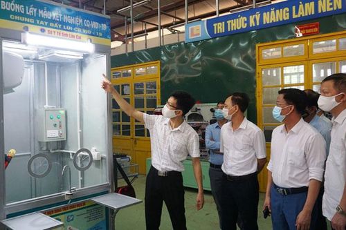 Bàn giao ca-bin lấy mẫu xét nghiệm Covid-19 cho ngành y tế Lào Cai