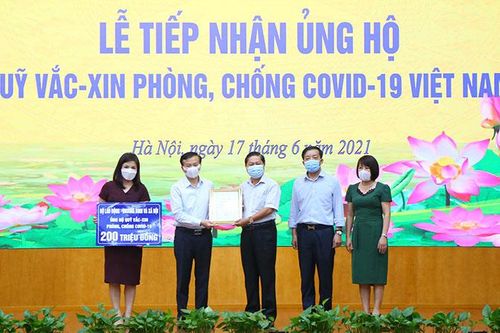 200 triệu đồng ủng hộ Quỹ vaccine phòng, chống Covid-19