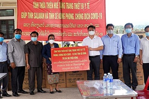 Thừa Thiên Huế trao tặng trang thiết bị y tế cho hai tỉnh của Lào