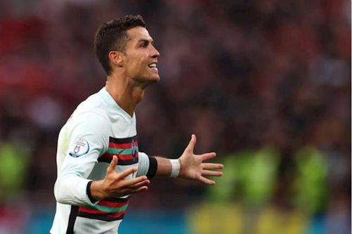 Cristiano Ronaldo xô đổ nhiều kỷ lục EURO