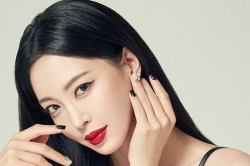Hết yêu trai bao, Han Ye Seul lại bị đồn từng bán dâm, đi khách ngay khi thắng siêu mẫu