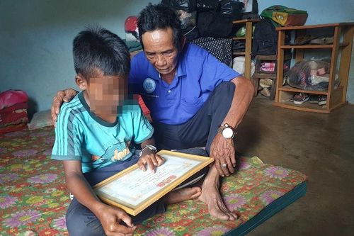Học sinh bị 'giam' học bạ tại Đắk Nông: Giáo viên nộp tiền giúp trò nhập học