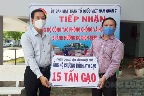 Thêm nhiều phần quà, suất học bổng giá trị đến tay người nghèo, con các y bác sĩ