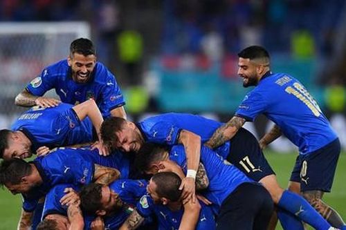 Italia lọt vào vòng 1/8