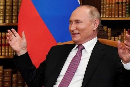 Tổng thống Putin họp báo, phái đoàn của Tổng thống Biden chăm chú lắng nghe