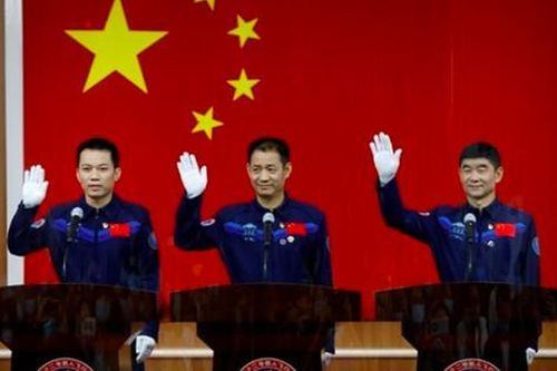 Trung Quốc đưa 3 phi hành gia đầu tiên lên trạm vũ trụ mới