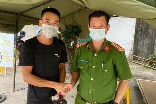 Trung tá công an trả lại trên 40 triệu cho lái xe đánh rơi ở chốt chống dịch