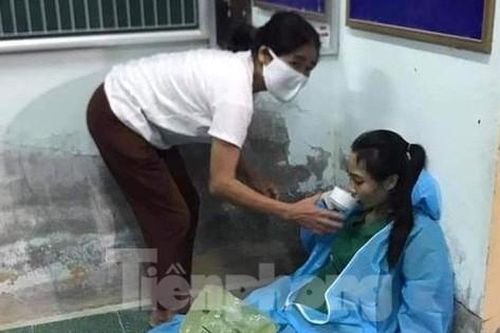 Hình ảnh nữ điều dưỡng kiệt sức khi trắng đêm làm nhiệm vụ tại vùng dịch