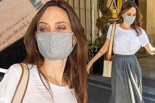 Angelina Jolie lộ hình xăm mới là câu nói nổi tiếng