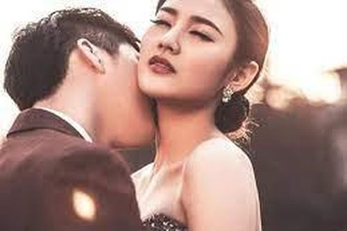 Về nhà giữa đêm, chồng chết lặng khi thấy cảnh tượng sau lưng vợ trẻ ra mở cửa