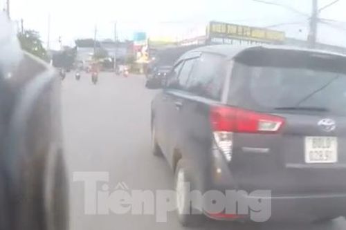 Một cán bộ CSGT bị thương khi truy đuổi ô tô 'thông chốt' như phim