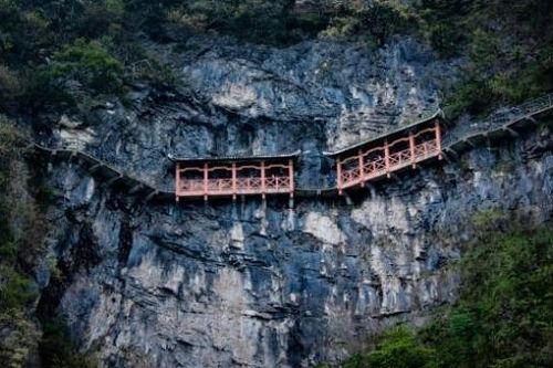 'Dựng tóc gáy' với những cung đường nguy hiểm nhất hành tinh