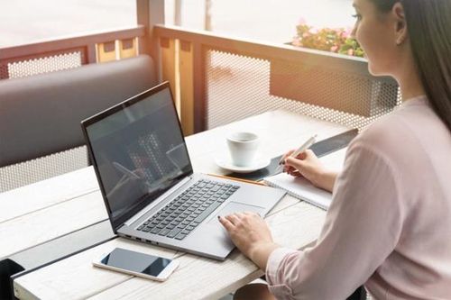 Người phụ nữ phát hiện bị đột quỵ khi nhìn vào màn hình máy tính