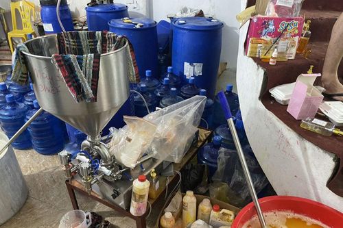 Hàng tỷ đồng mỹ phẩm, nước hoa hàng hiệu đựng trong xô chậu