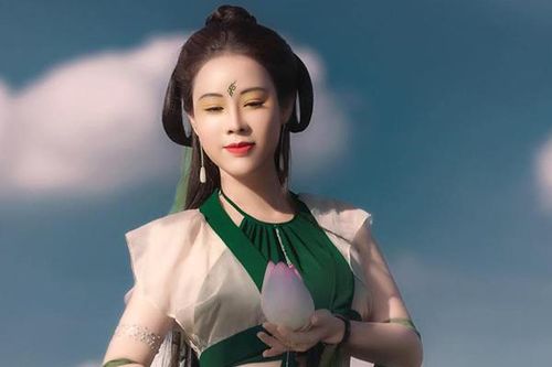 Vợ kém 18 tuổi của NSƯT Việt Hoàn đẹp mong manh