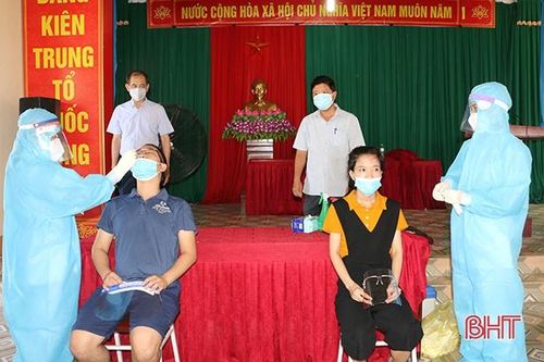 Lãnh đạo Sở Y tế Hà Tĩnh kiểm tra lấy mẫu xét nghiệm diện rộng và tiêm vắc-xin tại các địa phương, cơ sở y tế