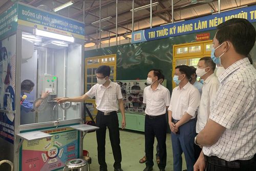 Lào Cai bàn giao buồng lấy mẫu xét nghiệm COVID-19 di động