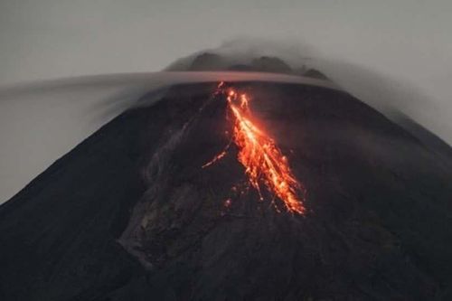 Núi lửa Merapi của Indonesia lại phun trào khí nóng, lan xa 2km