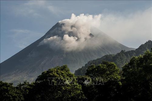 Núi lửa Merapi của Indonesia lại phun trào khí nóng