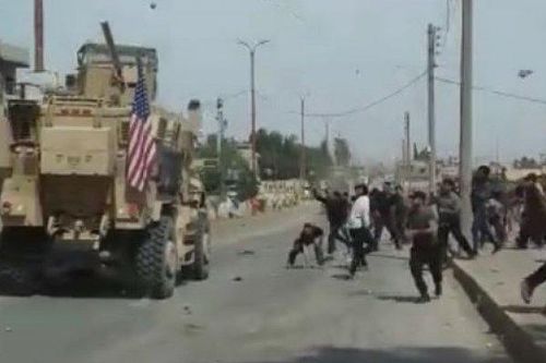 Nóng: Hàng chục dân thường Syria tấn công binh lính Mỹ