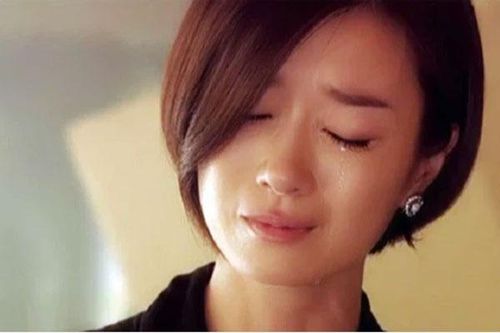 Chồng gọi điện bắt tôi sang tên cuốn sổ tiết kiệm 4 tỷ cho mẹ chồng đứng tên, tôi choáng váng khi biết lý do phía sau